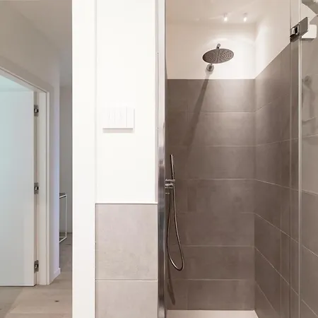 Bella Li - By Myhomeincomo